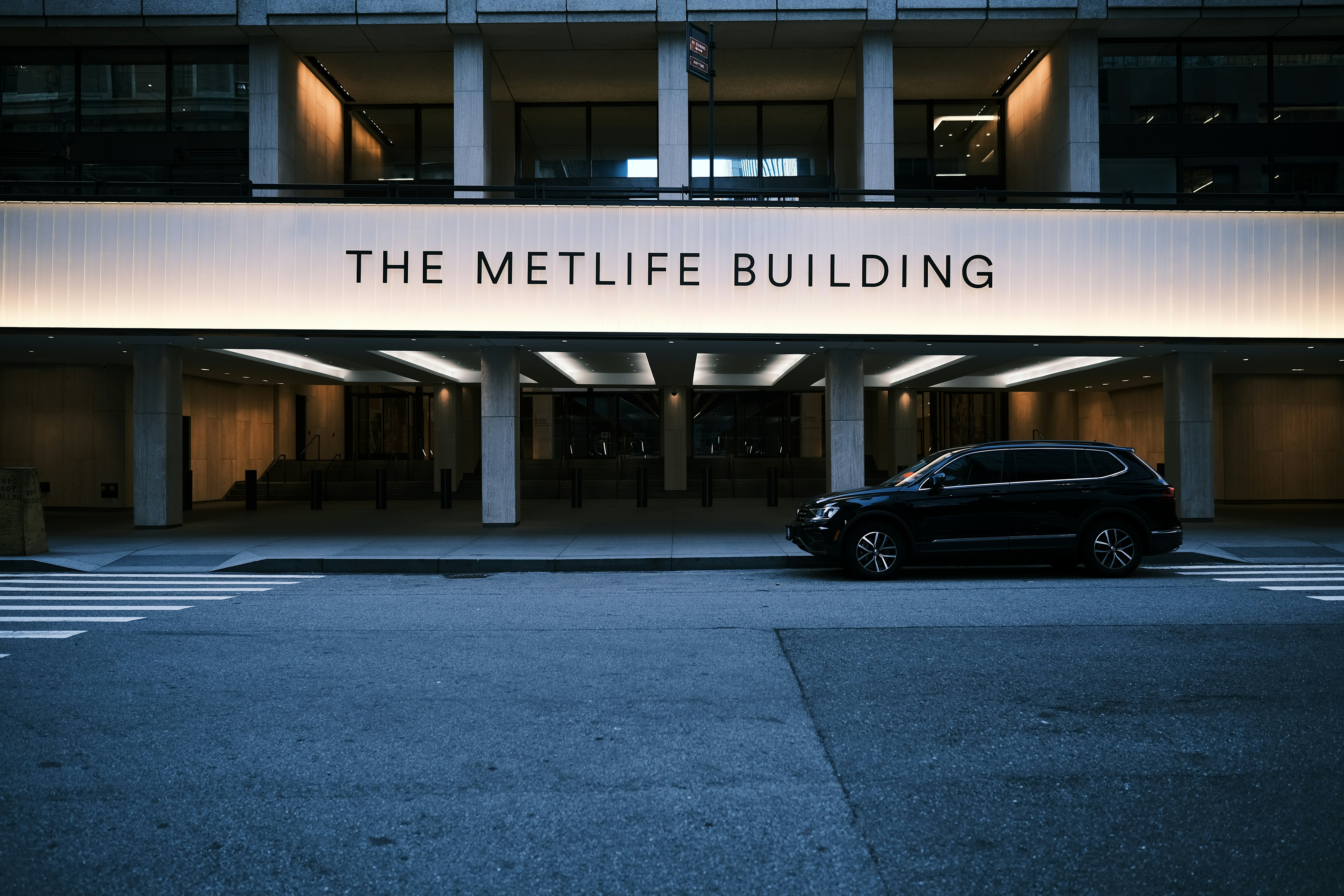 MetLife Building com logo visível